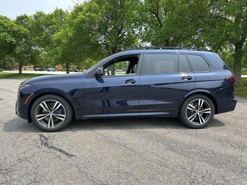 2025 BMW X7 M60i