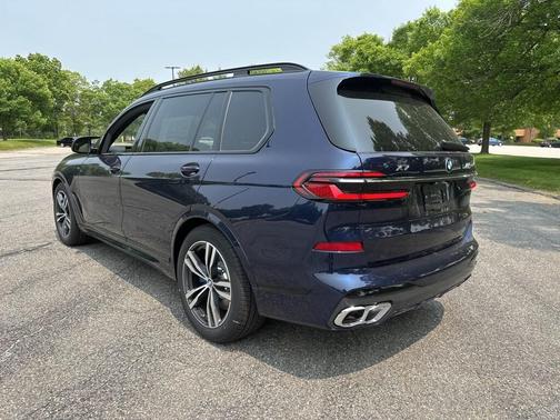 2025 BMW X7 M60i