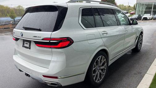 Mineral White Metallic 2024 BMW X7 xDrive40i
