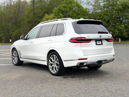 Mineral White Metallic 2024 BMW X7 xDrive40i