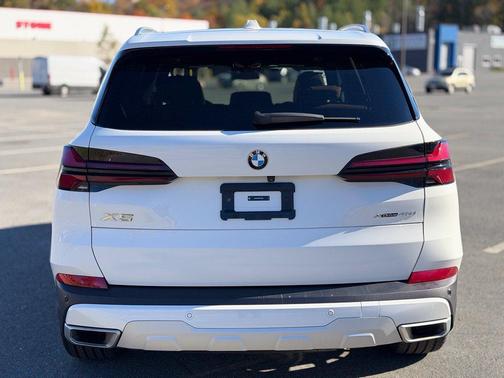 Alpine White 2025 BMW X5 xDrive40i