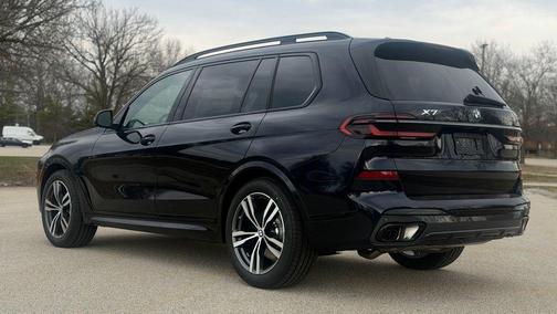Carbon Black Metallic 2026 BMW X7 xDrive40i