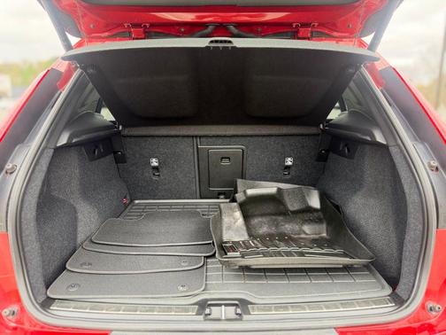 Fusion Red 2022 Volvo XC40 T5 Inscription