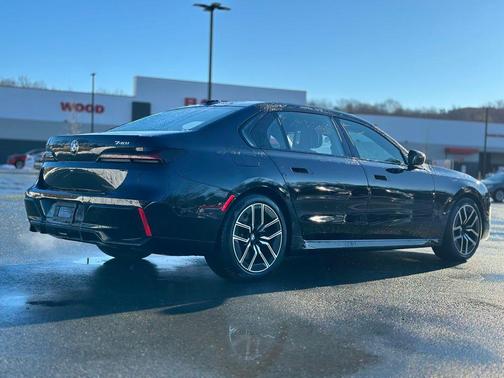 2025 BMW 740 i xDrive