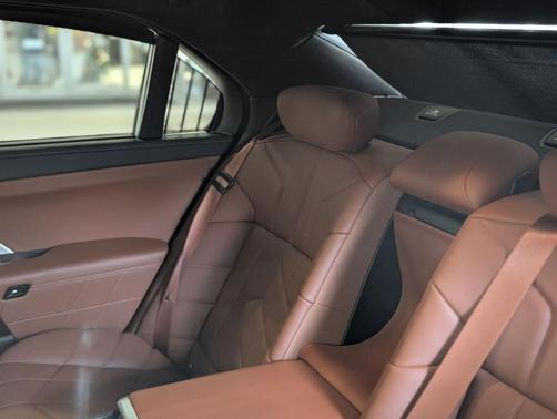 2025 BMW 740 i xDrive