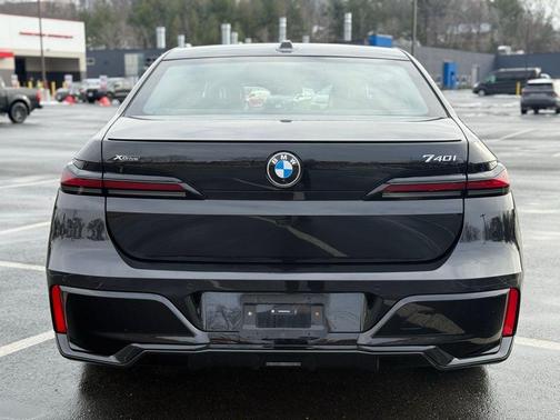 2025 BMW 740 i xDrive
