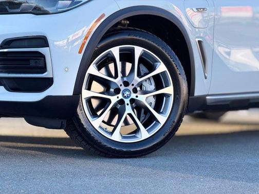 Alpine White 2023 BMW X5 PHEV xDrive45e