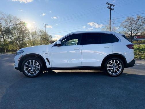 Alpine White 2023 BMW X5 PHEV xDrive45e
