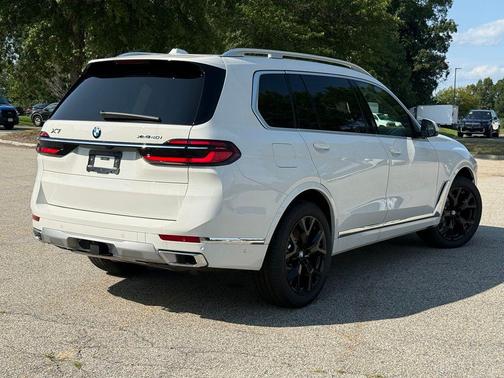 Alpine White 2027 BMW X7 xDrive40i