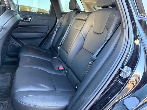 2021 Volvo XC60 T6 Momentum