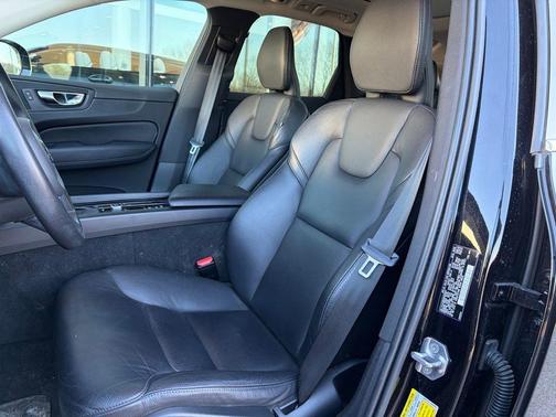 2021 Volvo XC60 T6 Momentum
