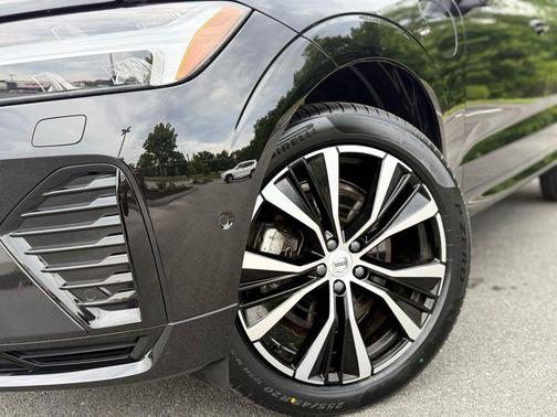 Onyx Black Metallic 2023 Volvo XC60 Recharge Plug-In Hybrid T8 Plus Dark Theme