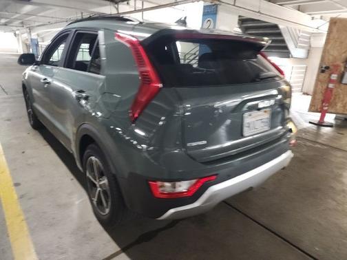 Green 2024 Kia Niro EX