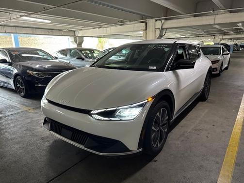 Snow White Pearl 2024 Kia EV6 Light