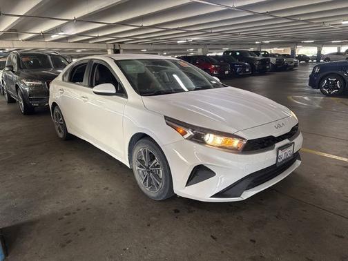 Snow White Pearl 2023 Kia Forte LXS