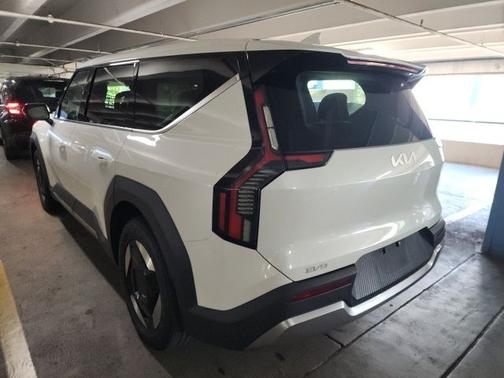 Snow White Pearl 2024 Kia EV9 Light Long Range