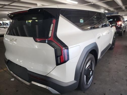 Snow White Pearl 2024 Kia EV9 Light Long Range