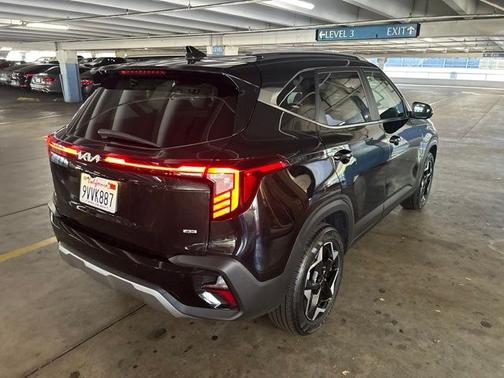 Black 2025 Kia Seltos EX