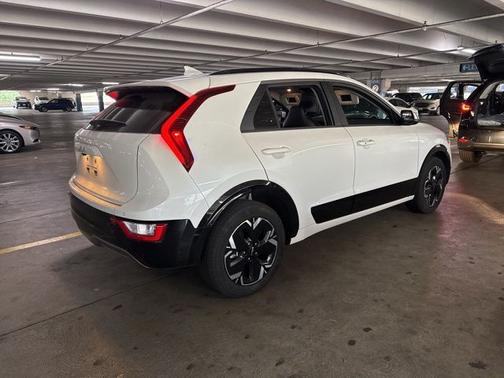 Snow White Pearl 2024 Kia Niro EV Wind