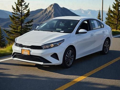 Snow White Pearl 2024 Kia Forte LXS