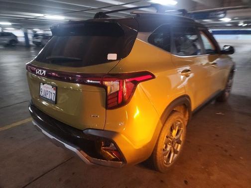 Valais Green/Black Roof 2024 Kia Seltos S