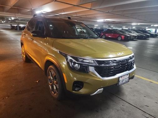 Valais Green/Black Roof 2024 Kia Seltos S