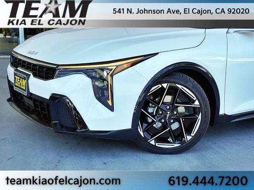 Snow White Pearl 2025 Kia K4 GT-Line