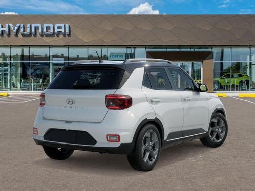 Lunar White w/Black Roof 2026 Hyundai VENUE SEL w/Two-Tone Roof