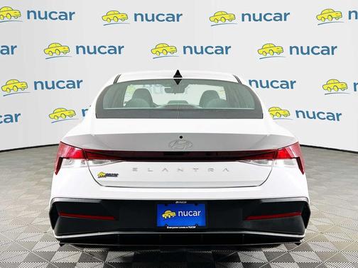 2024 Hyundai ELANTRA SE