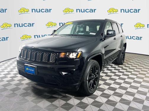 Diamond Black Crystal Pearlcoat 2022 Jeep Grand Cherokee Laredo