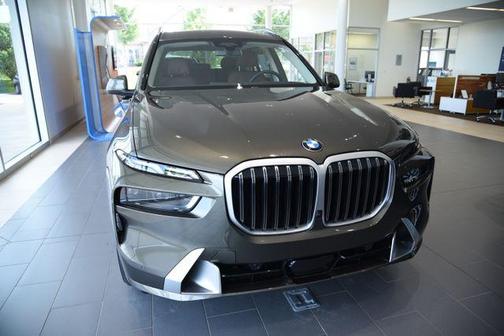 Manhattan Green Metallic 2026 BMW X7 xDrive40i