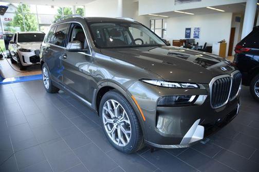 Manhattan Green Metallic 2026 BMW X7 xDrive40i