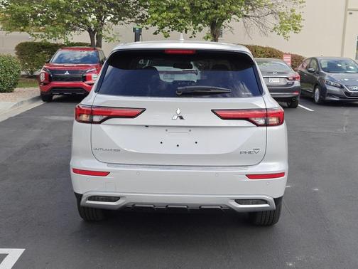 2025 Mitsubishi Outlander PHEV SE