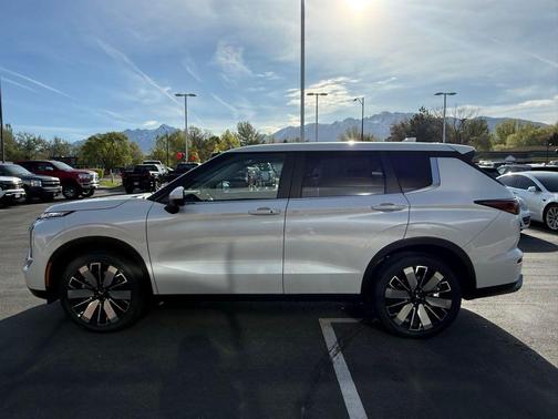 Diamond White 2026 Mitsubishi Outlander