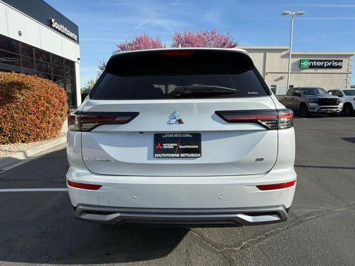 Diamond White 2026 Mitsubishi Outlander