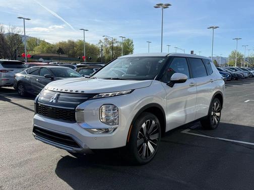 Diamond White 2026 Mitsubishi Outlander