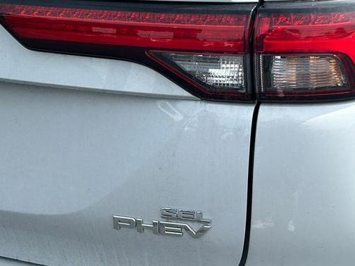 Diamond White 2025 Mitsubishi Outlander PHEV