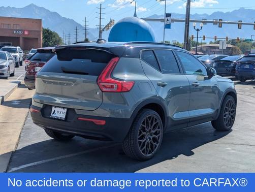 2023 Volvo XC40 B5 Ultimate Dark Theme