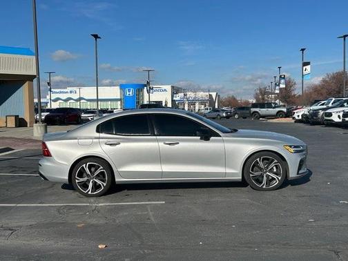 2024 Volvo S60 B5 Plus Dark Theme