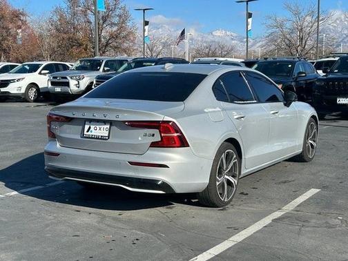 2024 Volvo S60 B5 Plus Dark Theme
