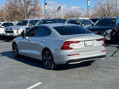 2024 Volvo S60 B5 Plus Dark Theme
