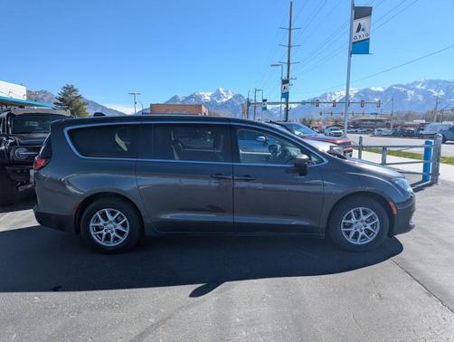 2020 Chrysler Voyager LX