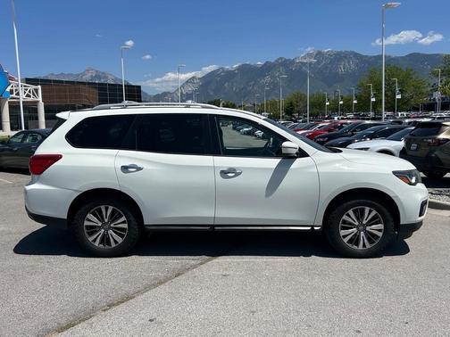 2017 Nissan Pathfinder SV