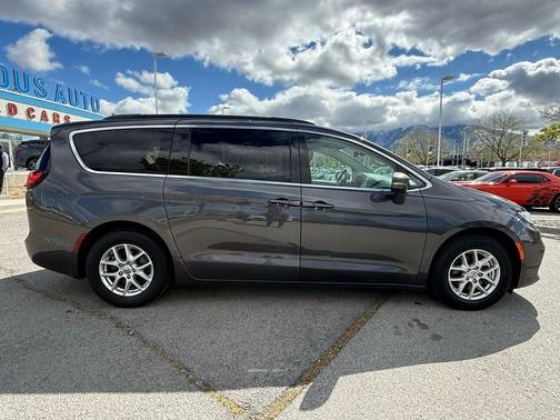 2022 Chrysler Pacifica Touring-L