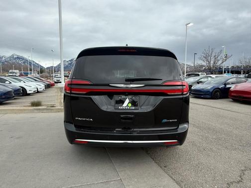 2022 Chrysler Pacifica Hybrid Touring L