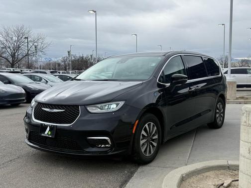 2022 Chrysler Pacifica Hybrid Touring L