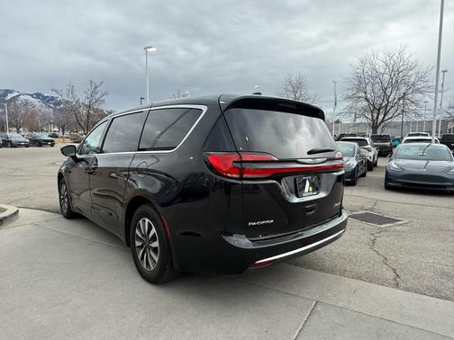 2022 Chrysler Pacifica Hybrid Touring L