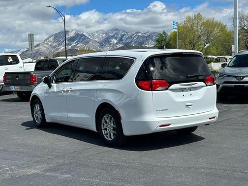 Bright White Clearcoat 2022 Chrysler Voyager LX