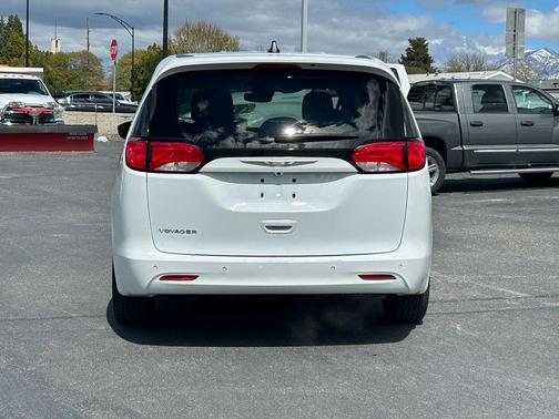 Bright White Clearcoat 2022 Chrysler Voyager LX
