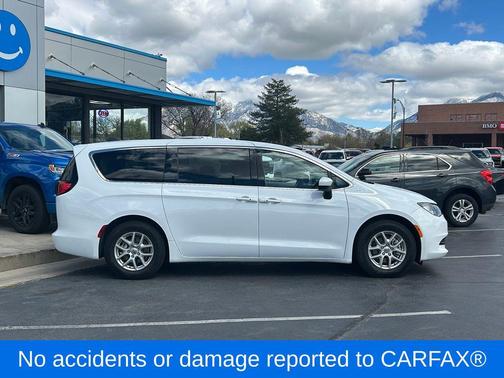Bright White Clearcoat 2022 Chrysler Voyager LX
